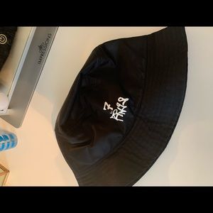 ariana grande 7 rings h&m bucket hat